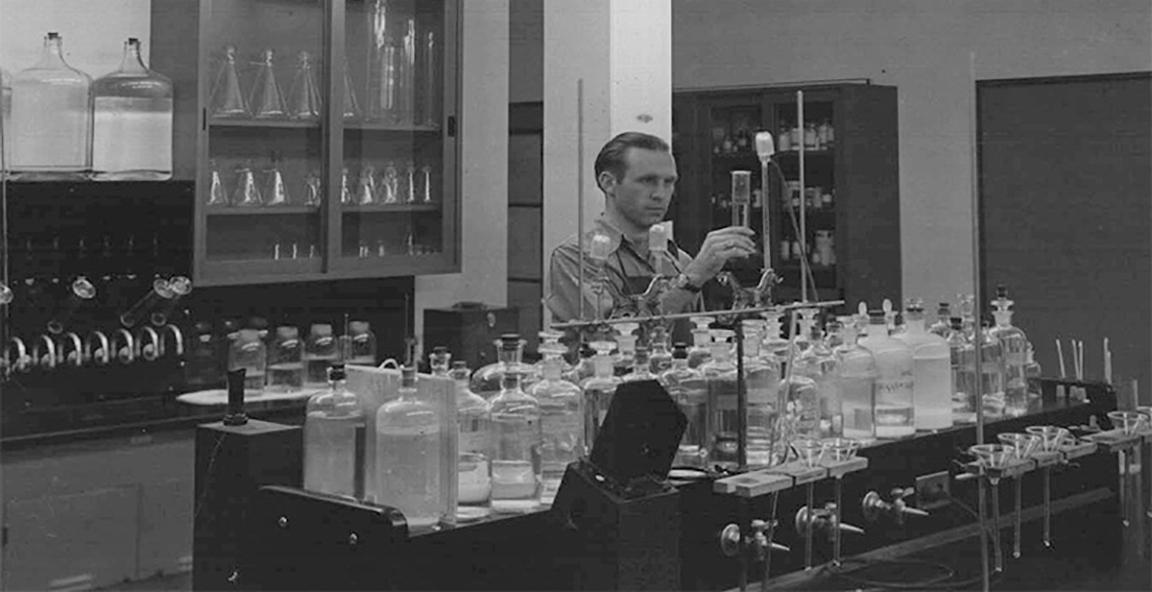 化学家Paul Bodenhofer在化学实验室<a href='http://fu2ic11.brucebabcock.net'>188bet棋牌平台</a>. 1942年2月9日.